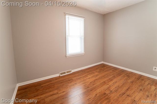 544 E Dallas Avenue, Madison Heights, MI 48071