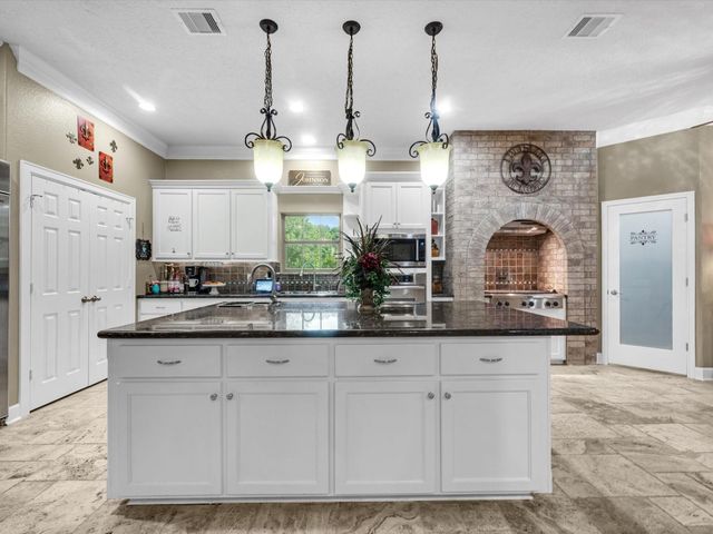 218 Lago Trace Drive, Huffman, TX 77336