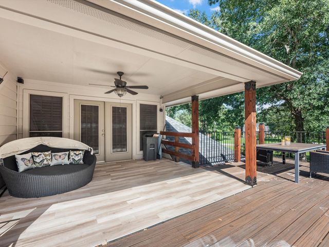 218 Lago Trace Drive, Huffman, TX 77336