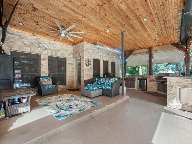 218 Lago Trace Drive, Huffman, TX 77336