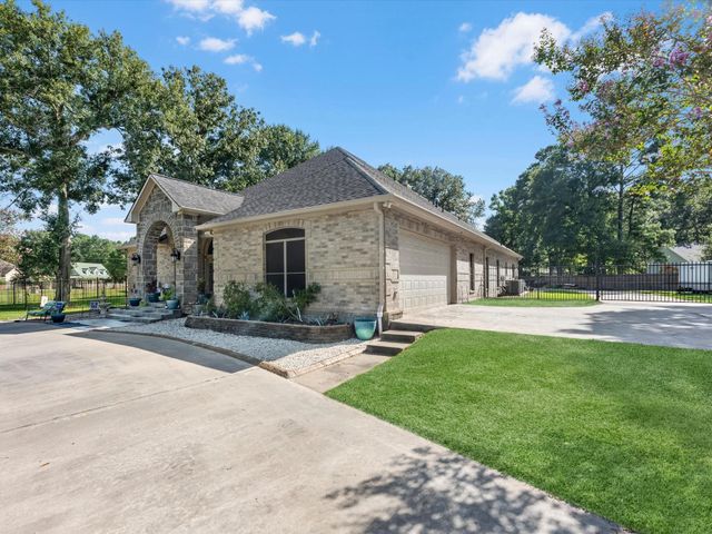 218 Lago Trace Drive, Huffman, TX 77336
