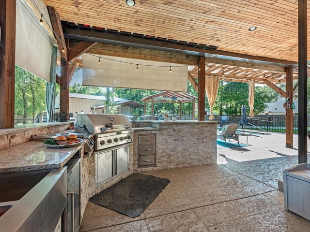 218 Lago Trace Drive, Huffman, TX 77336