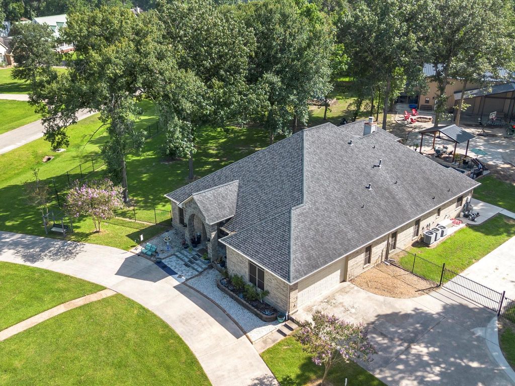 218 Lago Trace Drive, Huffman, TX 77336
