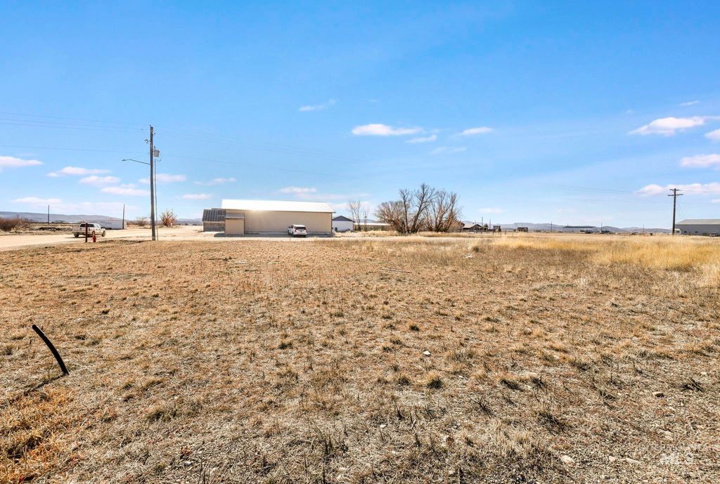 305 W Spruce Ave, Fairfield, ID 83327 photo 2