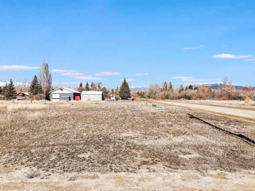 305 W Spruce Ave, Fairfield, ID 83327 photo 3