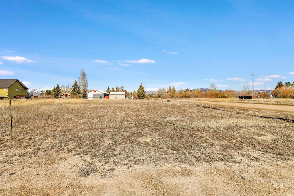 305 W Spruce Ave, Fairfield, ID 83327 photo 5