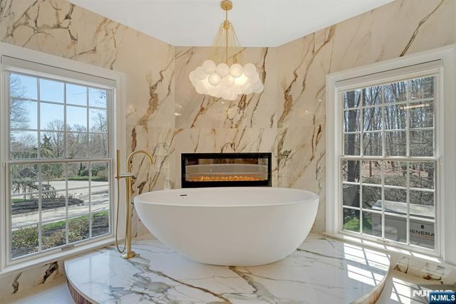 31 Burning Hollow Road, Saddle River, NJ 07458