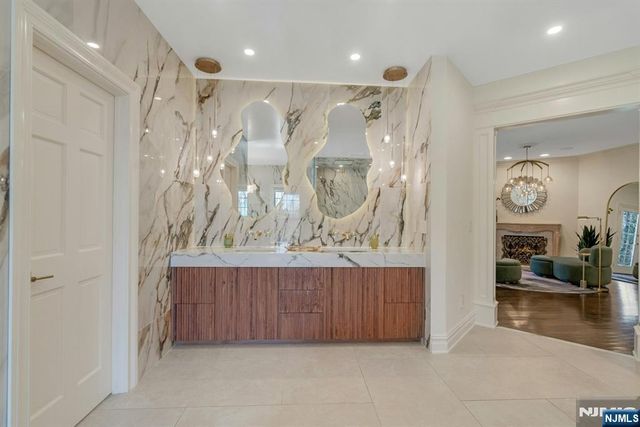 31 Burning Hollow Road, Saddle River, NJ 07458