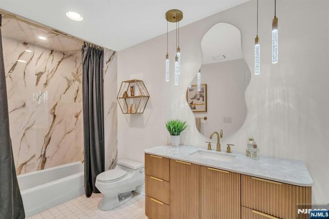 31 Burning Hollow Road, Saddle River, NJ 07458