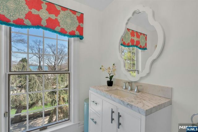 31 Burning Hollow Road, Saddle River, NJ 07458