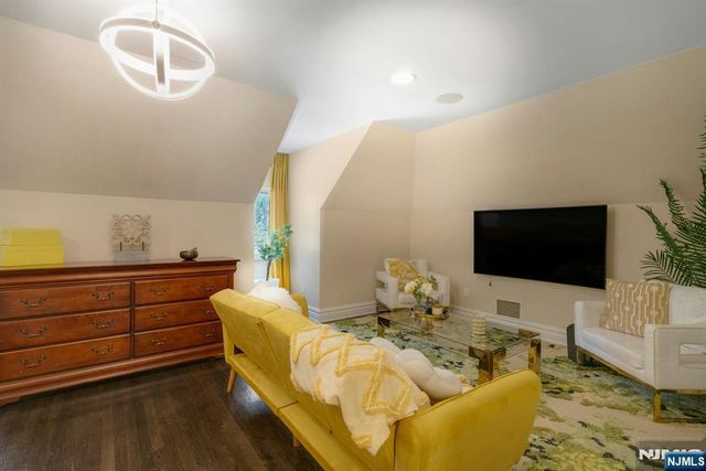 31 Burning Hollow Road, Saddle River, NJ 07458