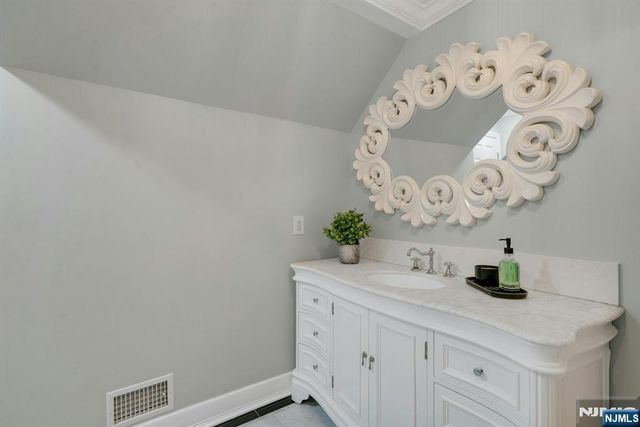 31 Burning Hollow Road, Saddle River, NJ 07458