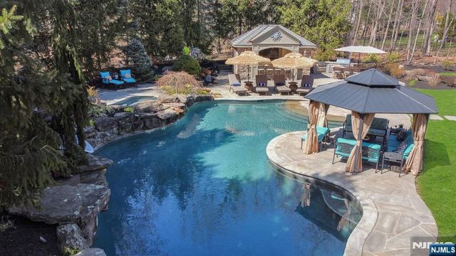 31 Burning Hollow Road, Saddle River, NJ 07458