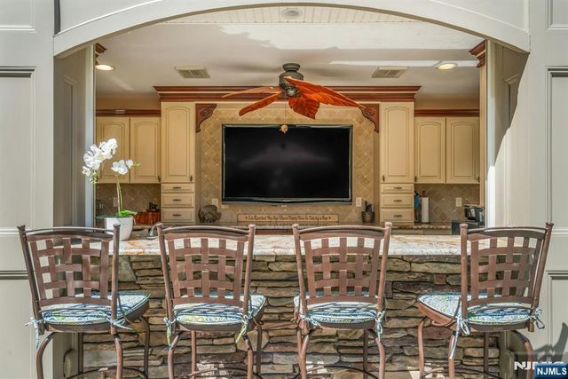 31 Burning Hollow Road, Saddle River, NJ 07458