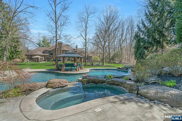 31 Burning Hollow Road, Saddle River, NJ 07458