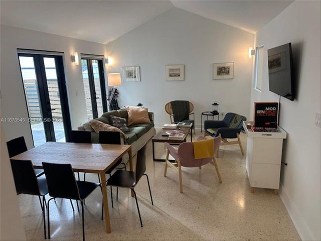 1076 NW 55th St, Miami, FL 33127