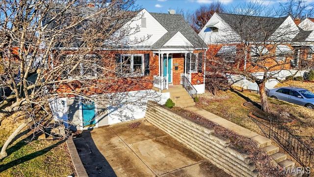 8643 Charlton Lane, St Louis, MO 63123