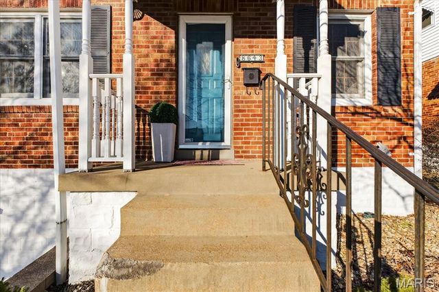 8643 Charlton Lane, St Louis, MO 63123