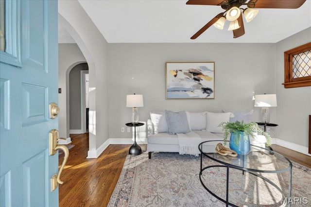 8643 Charlton Lane, St Louis, MO 63123