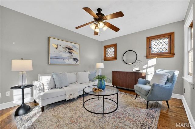 8643 Charlton Lane, St Louis, MO 63123