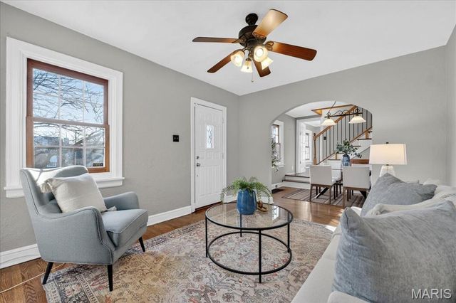 8643 Charlton Lane, St Louis, MO 63123