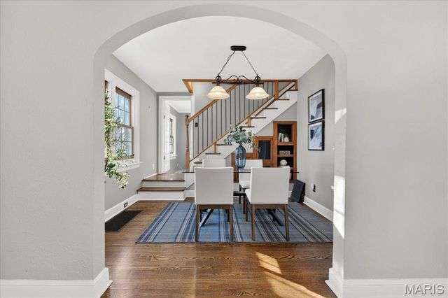 8643 Charlton Lane, St Louis, MO 63123