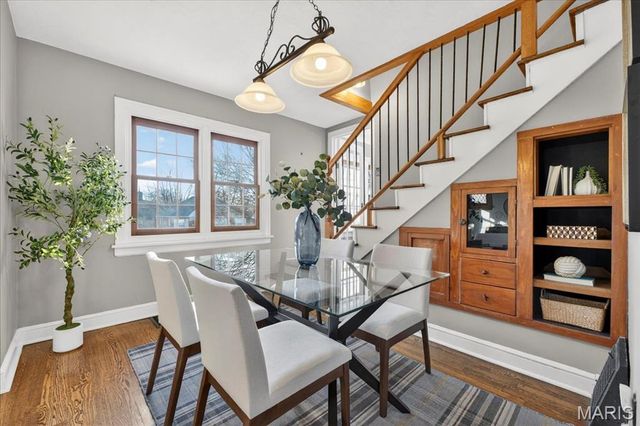 8643 Charlton Lane, St Louis, MO 63123