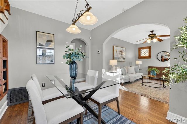 8643 Charlton Lane, St Louis, MO 63123