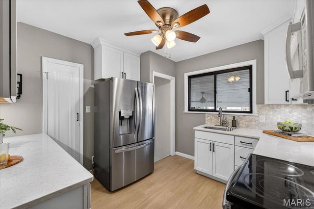 8643 Charlton Lane, St Louis, MO 63123