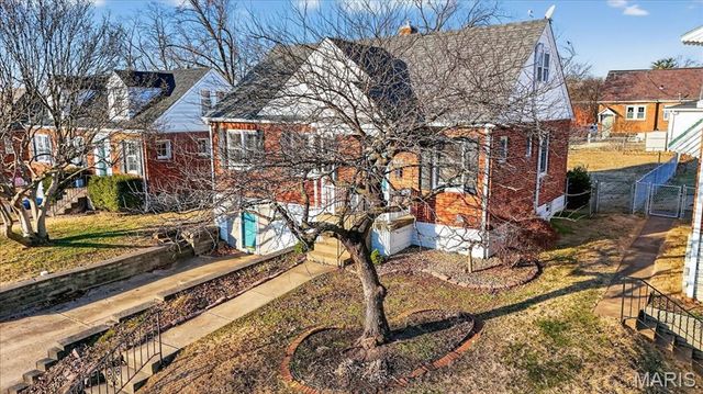 8643 Charlton Lane, St Louis, MO 63123