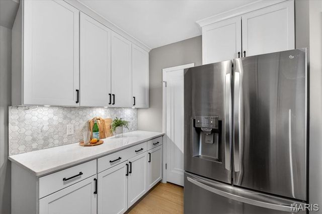 8643 Charlton Lane, St Louis, MO 63123