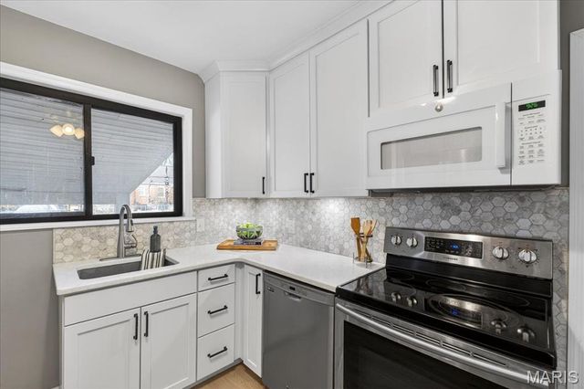 8643 Charlton Lane, St Louis, MO 63123