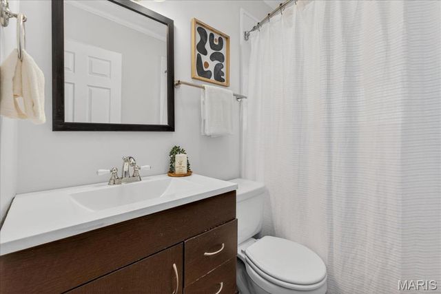 8643 Charlton Lane, St Louis, MO 63123