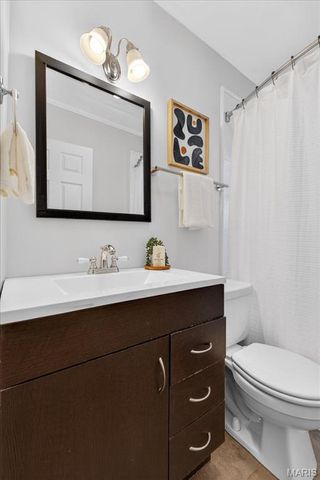 8643 Charlton Lane, St Louis, MO 63123