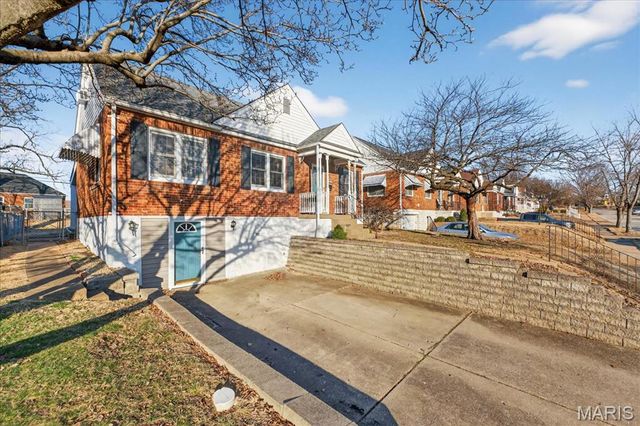 8643 Charlton Lane, St Louis, MO 63123