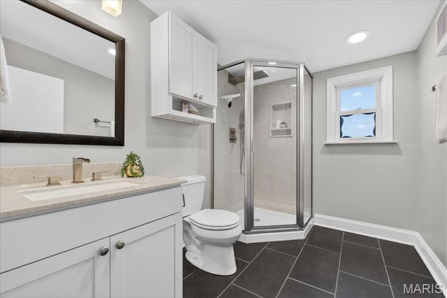 8643 Charlton Lane, St Louis, MO 63123