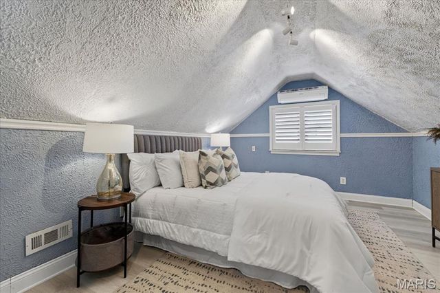 8643 Charlton Lane, St Louis, MO 63123