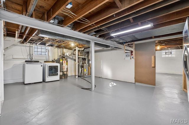 8643 Charlton Lane, St Louis, MO 63123