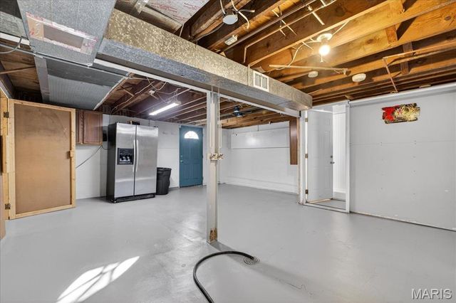 8643 Charlton Lane, St Louis, MO 63123