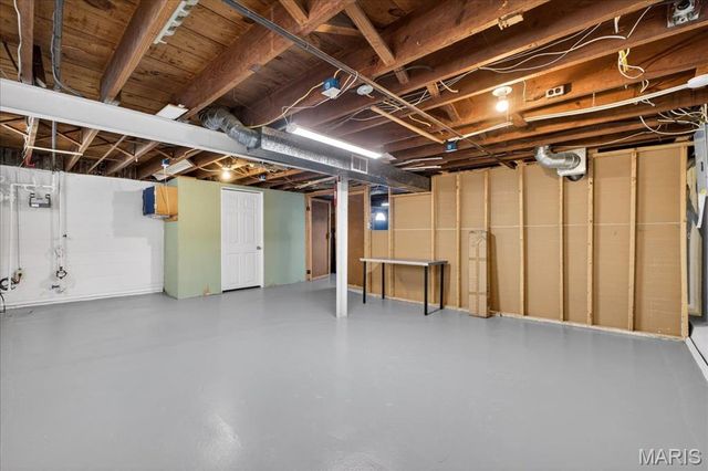 8643 Charlton Lane, St Louis, MO 63123