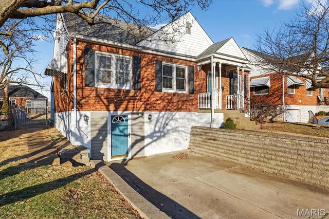 8643 Charlton Lane, St Louis, MO 63123