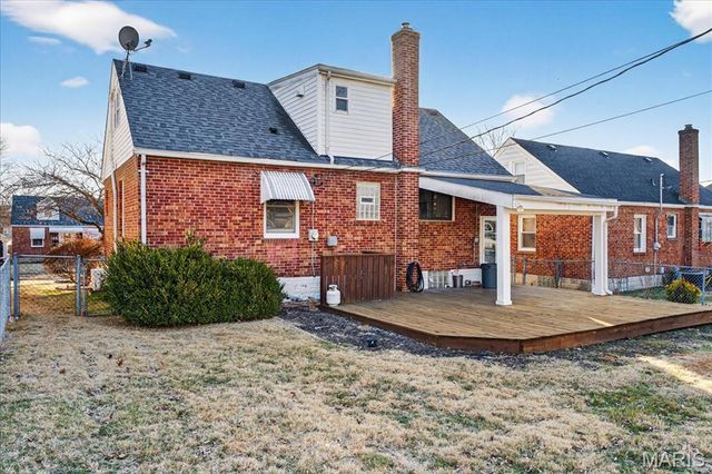 8643 Charlton Lane, St Louis, MO 63123