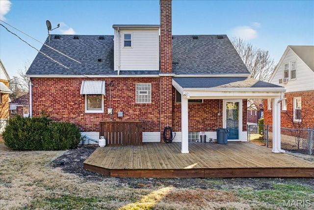 8643 Charlton Lane, St Louis, MO 63123