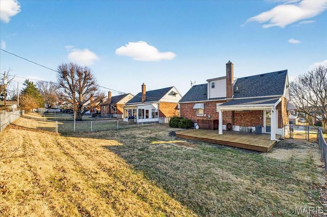 8643 Charlton Lane, St Louis, MO 63123