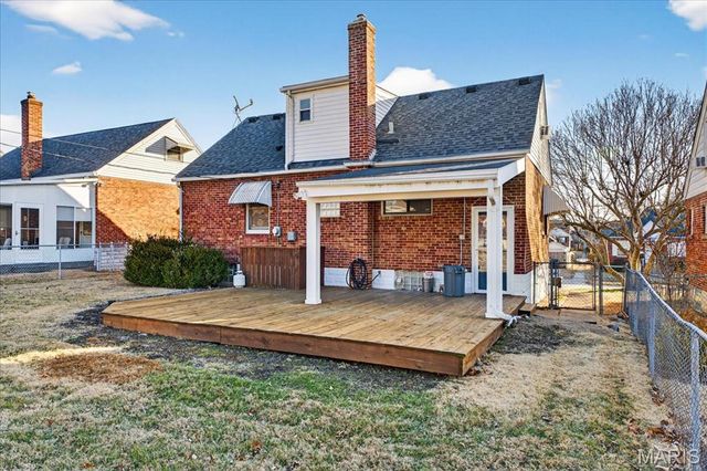 8643 Charlton Lane, St Louis, MO 63123