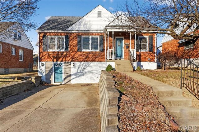 8643 Charlton Lane, St Louis, MO 63123