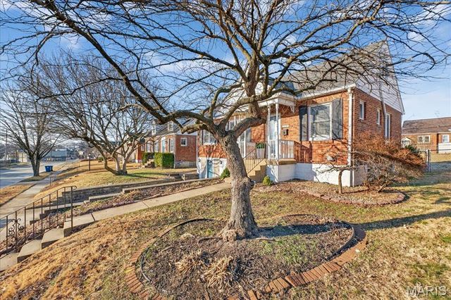 8643 Charlton Lane, St Louis, MO 63123