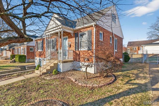 8643 Charlton Lane, St Louis, MO 63123