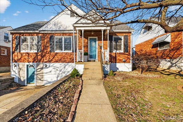 8643 Charlton Lane, St Louis, MO 63123