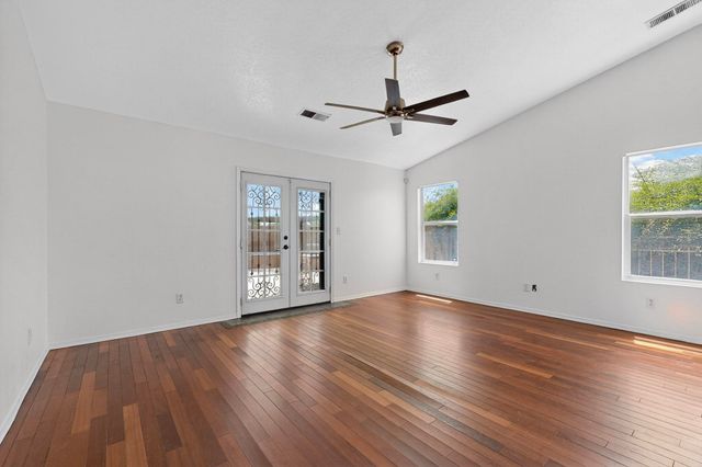 424 Whitethorn Street SW, Albuquerque, NM 87121